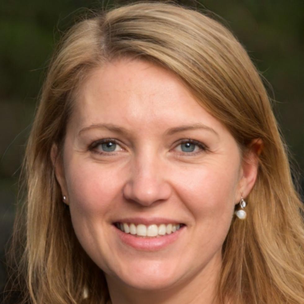 Ingénieure en transition énergétique analysant des données techniques